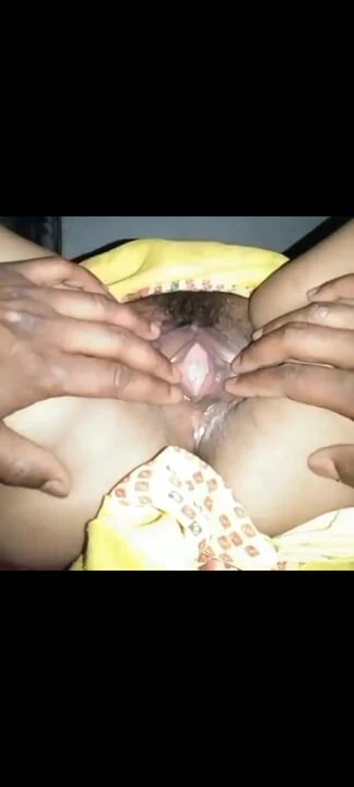 Ateşli seksi Hintli evli kadın göğüsleriyle oynuyor