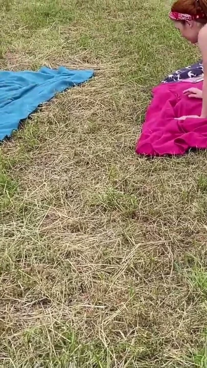 Seksi kizlar dogada yoga yapyiorlar ve iclerinde iccamasiri yani kilot tanga vs yok oylece amlarini ruzgarda neselendiriyorlar tek elle izle | Klip 2
