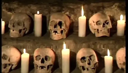 Laura Angel'ı boşaltmak için anal yumruk sokma ve 2 yarak