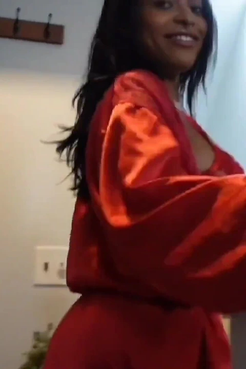 Cannon Prod - tamamen doğal egzotik beaty Ava Valentina çağrısı için topu davet ediyor