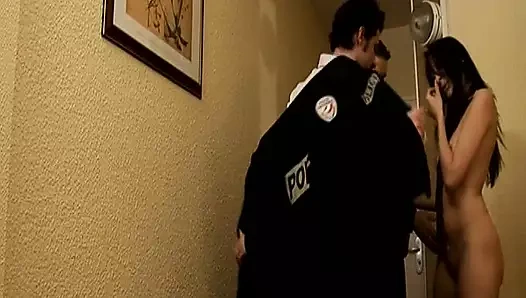 İki ateşli Fransız genç kız ateşli dörtlü sekste iki paylaşıyor