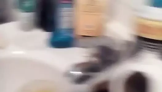 Seksi sarışın bir şarkı söylüyor