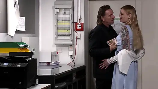 Patron tarafından yakalandı - ceza olarak sert üflemesi gerekiyor