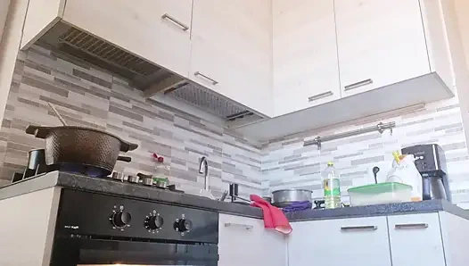 Niegrzeczna przystojniaczka w kuchni