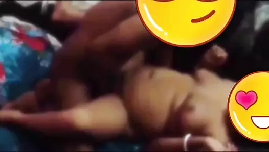 Hintli yeni evli orta yaşlı seksi kadın kocasının arkadaşıyla grup seks yapıyor (Hintçe ses kaydı)