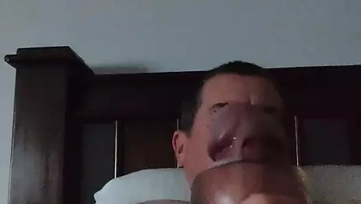 Bıyıklı baba tadını çıkarman için mastürbasyon yapıyor