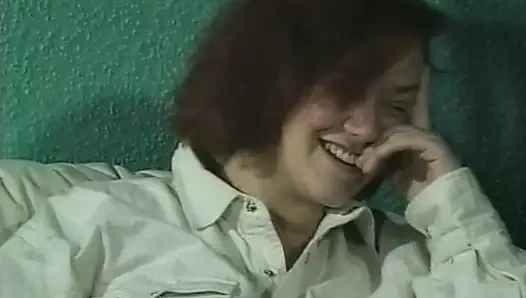 Kocaman doğal göğüslere sahip sevimli bir genç