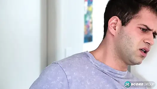 Johnny'nin annesi Johnny'nin en iyi arkadaşıyla sikişiyor