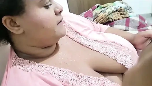 Tombul, seksi ve yaramaz üvey annem beni mastürbasyon yaparken yakalayınca duş alıyor ve sikiştik