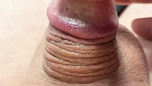 Tıraşlı mikro yarakla oynuyor