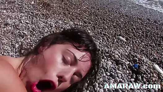 Esmer genç samanta plajda anal seks yapıyor