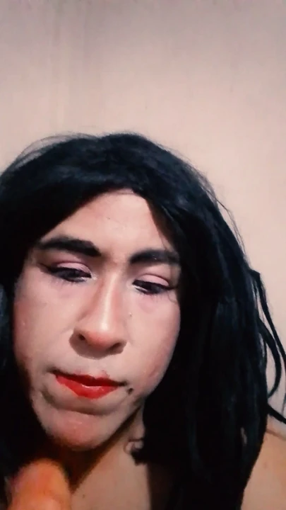 Trans bebek süper büyük ve kalın zengin bir dildoyu emiyor