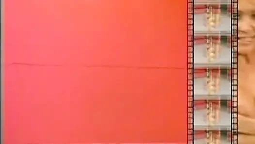 Büyük memeli kızıl sürtük ringde ateşli bir kızla sikişiyor