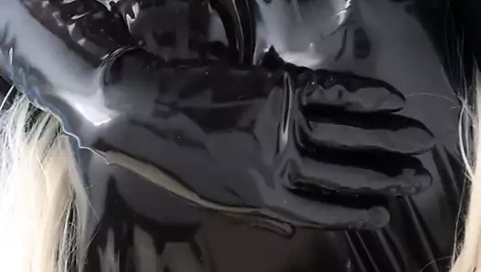 Lateks hapishanede yatakta serinleyen lastik bebek