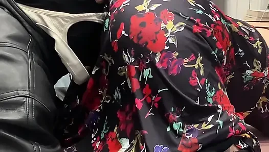Aldatılan ateşli seksi espanol genç erkek avcısı siyah yarağı göt deliğini ve külotunu koklamayı seviyor.