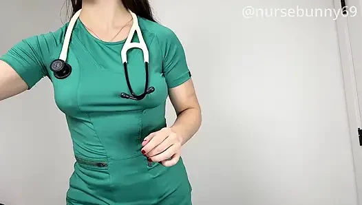 Yeşil önlüklü bakış açısı profesyonel fiziksel muayene