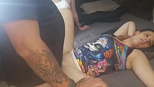 3 biraz amcıktan ağza sikişiyor ve iki ateşli kızı emiyor