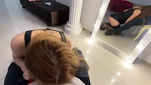 Tasma üzerinde yürürken sürtük efendisine derin, salyalı bir sakso çekti