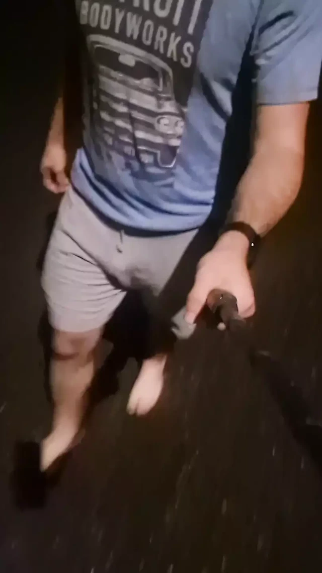 Trafiğin önünde soyunuyor ve boşalıyor