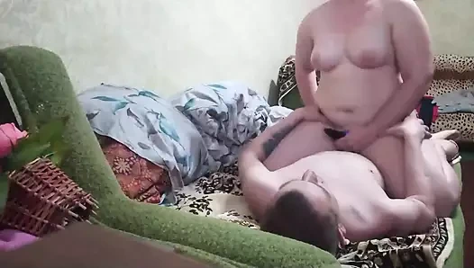 Kızıl saçlı üvey kız kardeş erkek arkadaşını sikiyor