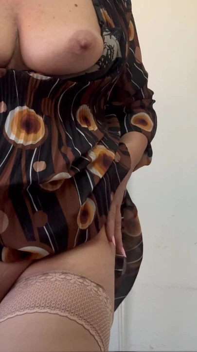 Seksi orta yaşlı seksi sekreter patronunu onu sikmesi için kışkırtıyor | Klip 2