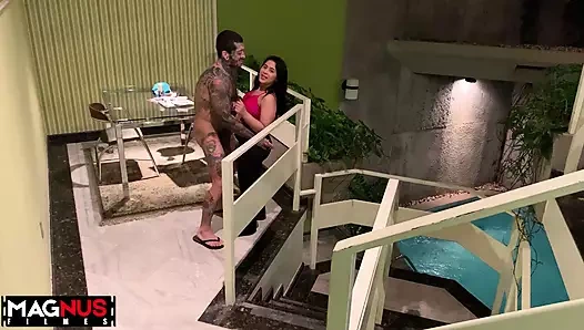 Büyük götlü ateşli kız dövmeli bir adamla sikişiyor