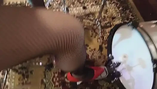Yeni kırmızı stilleto ile davul çalıyorum