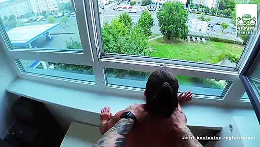 Şişman orta yaşlı seksi kadın Adrienne Kiss bir otelde sikiliyor! Steven Shame flört ediyor