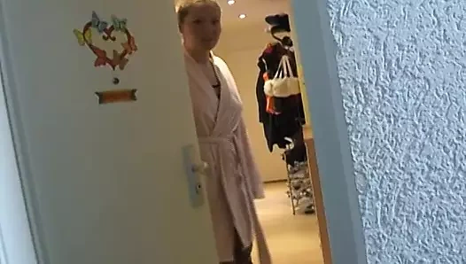 Süper büyük Alman bayan doldurma ona yapay penis derin içeride ona twat