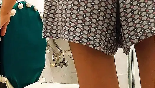 SEKSI, OLGUN TATLI GÖĞÜSLER KÜLOTSUZ VE SÜTYEN OLMADAN GÖSTERIŞLIYOR