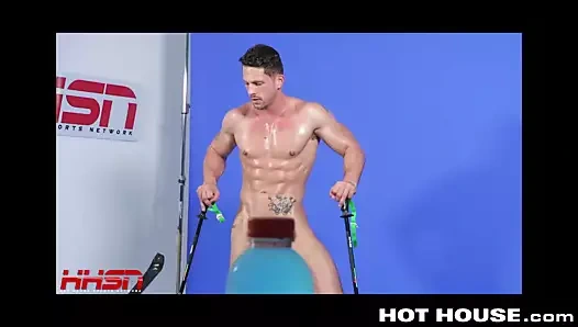 Fotoğraf çekimi ve karın kaslarına boşalmak için Roman &amp; aston sıcak ham seks