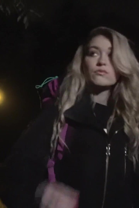 Fake hostel - seksi Polonyalı sırt çantasıyla seyahat eden Misha Cross ev sahibine özensiz sakso çekiyor ve meyve için ters kovboy kız