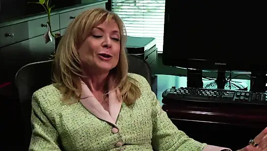 Ateşli lezbiyen patron işçiyi onunla seks yaparak cezalandırıyor