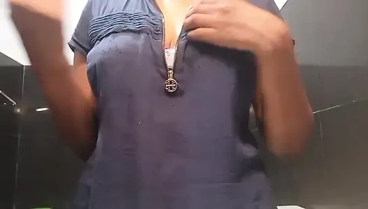 Sri Lanka - chica musterbation en cuarto de baño con lujuria consolador con grandes tetas y coño mojado
