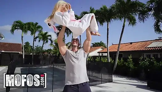 Mofos - minyon Alice Merches ve Sadie Hartz vahşi paskalya yumurtası maceralarından sonra açık havada yarağa biniyor