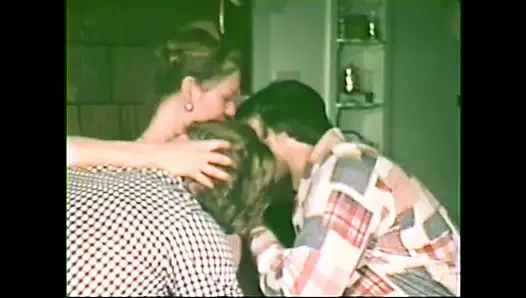 Amerikalı klasik sevimli sarışın kız amcığı seven iki adamla üçlü seks yapıyor