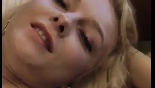 Azgın hatun yüzüne boşalmadan önce amına ve ağzına yarak almanın tadını çıkarıyor