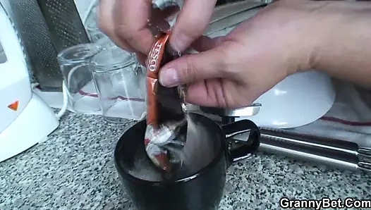 Büyük memeli 61 yaşındaki sarışın nine bir adamı memnun ediyor