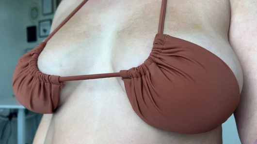 Kalın kadın seksi asf mayo ile yakın çekimler yapıyor😍