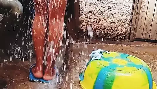 Hamile kız arkadaşımı açık havada banyo yaptırıyorum, kirli çevre titreşimleri