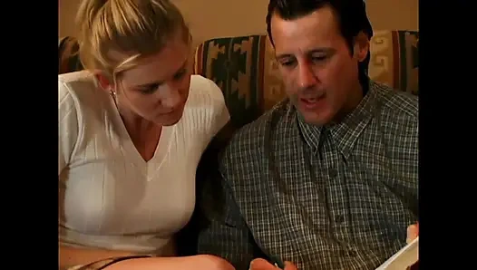 Kendi içinde olgun bir penisi tercih eden sıcak genç sarışın