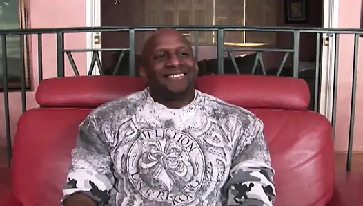 Asyalı genç kız dev siyah yarağı deliklerine alıyor