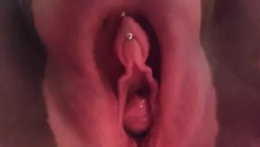 Olgun karısının büyük klitorisi ve am ağzı açık