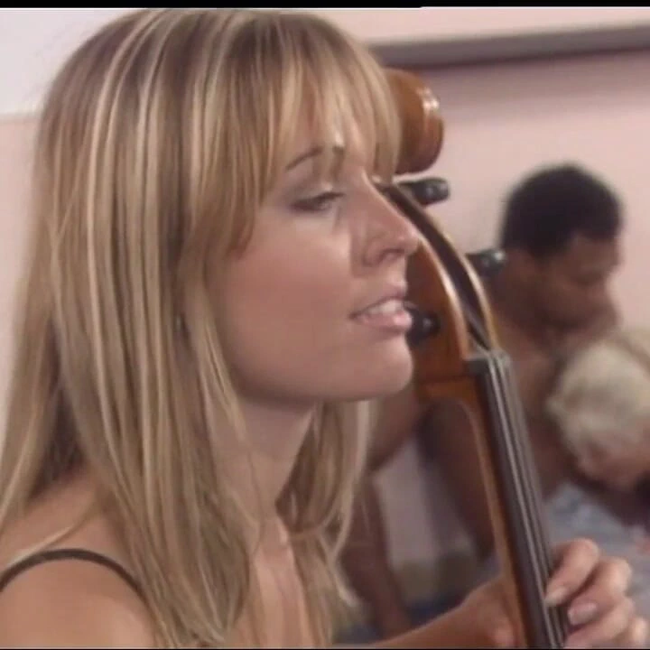 Sarışın ateşli orta yaşlı seksi kadın canavar bir yarak emmeden önce zenci bir adamı baştan çıkarıyor