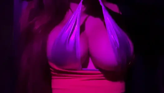 İtalyan büyük memeli orta yaşlı seksi kadın Artemisia sigara içerken açık havada göğüslerini zıplatıyor