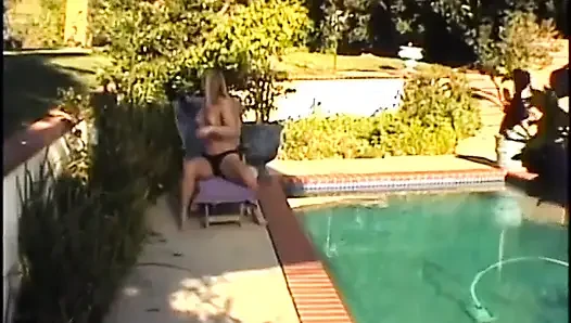 Sürtük amını ovuyor ve dildo amını çim sandalyesinde sikiyor (videoda müzikten başka ses yok)