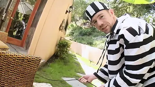 Büyük memeli seksi iç çamaşırlı sevimli sarışın havuzda üç adam tarafından sert sikiliyor