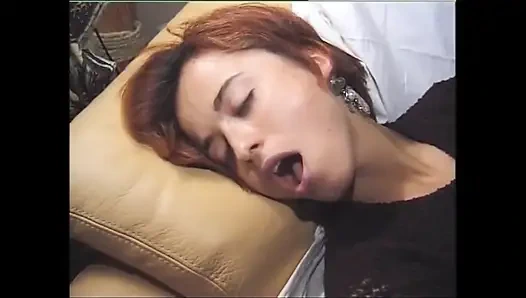 Azgın nostaljik orta yaşlı seksi kadınlar götten sikiliyor ve ağzına büyük yaraklarla boşalıyor