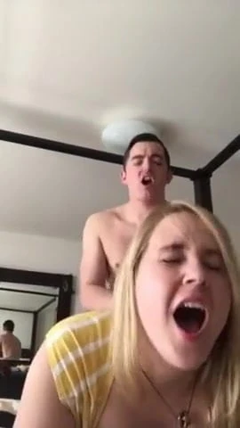 Arkadan alınan sarışın bebek - köpek selfie