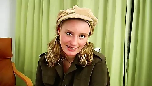 Küçük memeli Alman genç kız iki sert ve dolu yarakla ilgileniyor